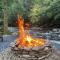 Cozy Poconos retreat on Bushkill Creek w/ Firepit! - Ист-Страудсберг