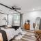 The Craftsman on Clay-Downtown-4 Blocks to Silos-Hot Tub and Cowboy Pool