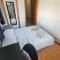 comfortable room with balcony near the train - Woodside