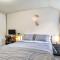 Lake Oswego Condo with Balcony, 3 Mi to the Water!