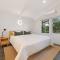 Lake Eildon Retreat - Breathtaking Views - Sleeps 12