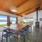 Lake Eildon Retreat - Breathtaking Views - Sleeps 12