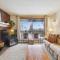 Ski on ski off, conveniently located, 2 bedroom condo with beautiful views, access to indoor pool Sunrise B3 - 基灵顿