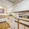 Ski on ski off, conveniently located, 2 bedroom condo with beautiful views, access to indoor pool Sunrise B3 - 基灵顿