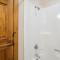 Ski on ski off, conveniently located, 2 bedroom condo with beautiful views, access to indoor pool Sunrise B3 - 基灵顿