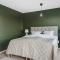 Guestly Homes - 4BR Serene Villa with Garden