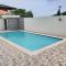 Villa Familiar con Piscina cerca Av Ecológica