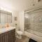McCormick 2Br-2Ba family unit for up to 8 guests with Skyline view, Optional Parking & Gym - Чикаго