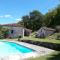 Dans hameau avec piscine privée