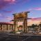 Stonegate Lodge King Bed, 2mi to Historic DTWN Salt Water Pool Room #206
