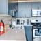 McCormick 2Br-2Ba family unit for up to 8 guests with Optional Parking & Gym Access - Чикаго