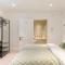 3 Bedroom, 3 bathroom large flat with sea views!
