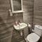Entire en-suite room in Windsor home with free parking