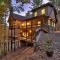 Hunter's Treehouse w 5 Star BR Mtn View & Hot Tub - Epworth