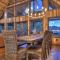 Hunter's Treehouse w 5 Star BR Mtn View & Hot Tub - Epworth