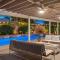 The Modern Indio Large Family Home With Pool And Spa