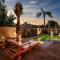 The Crescendo Stylish Modern Pool Home - إنديو