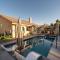 The Crescendo Stylish Modern Pool Home - إنديو