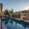 The Crescendo Stylish Modern Pool Home - إنديو