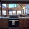 Elk House Hideaway with hot tub sauna & lakefront - Bergland