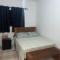 1 quarto 1 cama queen size banheiro privativo- ap compartilhado - ألفيناس