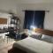 1 quarto 1 cama queen size banheiro privativo- ap compartilhado - ألفيناس
