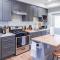 Modern Luxe 3BR Family Friendly Unit w King Bed, Game Room Arcade - Close to Disney & Beach - EV Friendly - Midway City