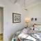 Sand Pebbles: Bright Bungalow - Steps to Beach!