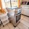 1 Bed Flat - Sleeps 2 - Parking - Wifi