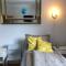 Apartment in Gelb, mit Balkon, Kamin, 50 Schritte zu Radweg, ideal for Long Stay, 4 Singles in Single Rooms