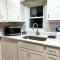 Charming and Convenient 2br 1ba apt - fully furnished and equipped - fast Internet - Forest Park