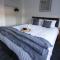 Contractors, Medical staff, Relocators, Families- 5 Bedroom 3 bathroom house- 2min walk to L&D