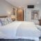 Suite 1 - Sleeping Giant Hotel - Pen Y Cae Inn