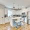 Oak Island Coastal Home with Covered Deck! - 橡树岛
