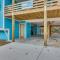 Oak Island Coastal Home with Covered Deck! - 橡树岛