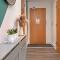 PREMIUM AIRPORT SUITE~Free Parking~LUXURY Condition~BALCONY~FANTASTIC Location Close To Train Station & Town Centre