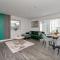 PREMIUM AIRPORT SUITE~Free Parking~LUXURY Condition~BALCONY~FANTASTIC Location Close To Train Station & Town Centre