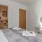 PREMIUM AIRPORT SUITE~Free Parking~LUXURY Condition~BALCONY~FANTASTIC Location Close To Train Station & Town Centre