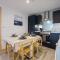 Large, newly renovated, three bedroom TOWN CENTRE split level apartment with free parking, sleeps seven - Walking distance to beach - 伯恩茅斯