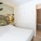 Beautiful flat with swimming pool tennis court and private car parking 109
