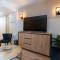Beautiful flat with swimming pool tennis court and private car parking 09