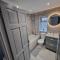 Dulverton house - 3 bed house /sleeps 6+ driveway+close to M1