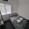 Dulverton house - 3 bed house /sleeps 6+ driveway+close to M1