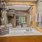 Stonegate Lodge Saltwater Pool 2 Queen Beds Firepit Fast WiFi Room #307