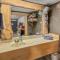 Stonegate Lodge King Bed, WIFI, 50in Roku TV, Salt Water Pool Room #308