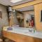 Stonegate Lodge King Bed Fast WiFi 40in TV Salt Water Pool Room #309