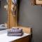 Stonegate Lodge King Bed, WiFi, 50in TV, Fire Pit, Salt Water Pool Room # 310