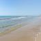Studio Charmant à 2 Pas de la Plage avec Terrasse et Parking - FR-1-387-124
