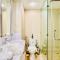 Luxe 2BR with Fountain & Opera Views at Standpoint A - Dubaj