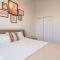 Modern 2BR Loft with Amazing City Skyline View and Optional Parking for 8 Guests Near McCormick Place and Soldier Field